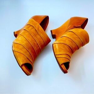 Naya Tan Suede Peep-Toe Wedges Size 8 Wide